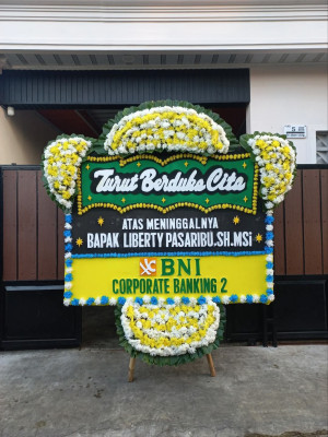 Papan Bunga Duka di Pinggir