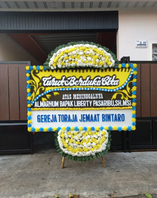 Papan Bunga Duka di Pinggir