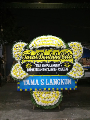 Papan Bunga Duka di Pinggir