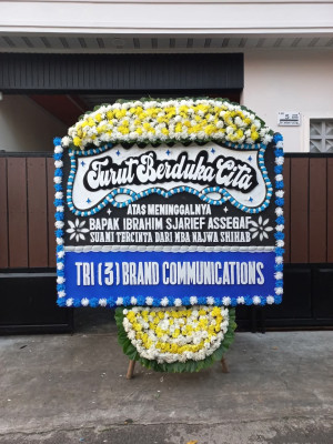 Papan Bunga Duka di Pinggir